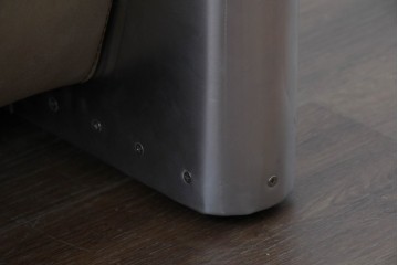 中古　美品　TIMOTHY OULTON(ティモシー・オルトン)　アビエイター トムキャットチェア　アルミパネルの意匠が際立つ1人掛けソファ　定価約57万円相当　(R-085580)