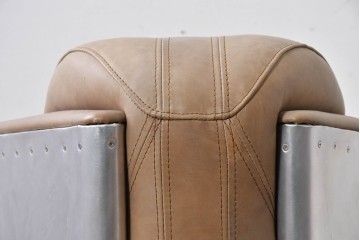 中古　美品　TIMOTHY OULTON(ティモシー・オルトン)　アビエイター トムキャットチェア　アルミパネルの意匠が際立つ1人掛けソファ　定価約57万円相当　(R-085580)