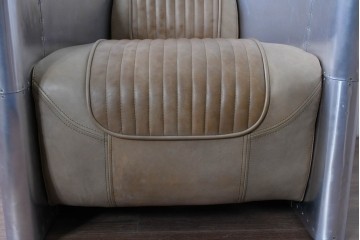 中古　美品　TIMOTHY OULTON(ティモシー・オルトン)　アビエイター トムキャットチェア　アルミパネルの意匠が際立つ1人掛けソファ　定価約57万円相当　(R-085580)