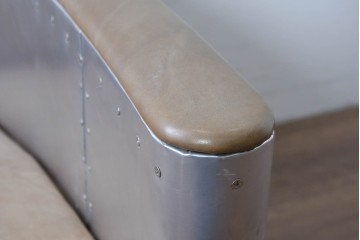 中古　美品　TIMOTHY OULTON(ティモシー・オルトン)　アビエイター トムキャットチェア　アルミパネルの意匠が際立つ1人掛けソファ　定価約57万円相当　(R-085580)