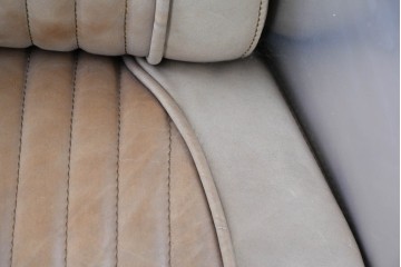 中古　美品　TIMOTHY OULTON(ティモシー・オルトン)　アビエイター トムキャットチェア　アルミパネルの意匠が際立つ1人掛けソファ　定価約57万円相当　(R-085580)