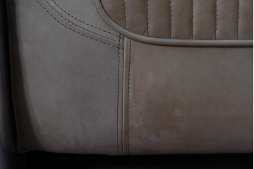 中古　美品　TIMOTHY OULTON(ティモシー・オルトン)　アビエイター トムキャットチェア　アルミパネルの意匠が際立つ1人掛けソファ　定価約57万円相当　(R-085580)