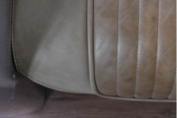 中古　美品　TIMOTHY OULTON(ティモシー・オルトン)　アビエイター トムキャットチェア　アルミパネルの意匠が際立つ1人掛けソファ　定価約57万円相当　(R-085580)