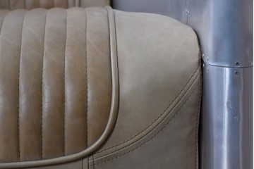 中古　美品　TIMOTHY OULTON(ティモシー・オルトン)　アビエイター トムキャットチェア　アルミパネルの意匠が際立つ1人掛けソファ　定価約57万円相当　(R-085580)