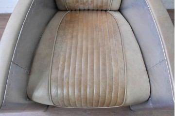 中古　美品　TIMOTHY OULTON(ティモシー・オルトン)　アビエイター トムキャットチェア　アルミパネルの意匠が際立つ1人掛けソファ　定価約57万円相当　(R-085580)