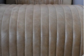 中古　美品　TIMOTHY OULTON(ティモシー・オルトン)　アビエイター トムキャットチェア　アルミパネルの意匠が際立つ1人掛けソファ　定価約57万円相当　(R-085580)