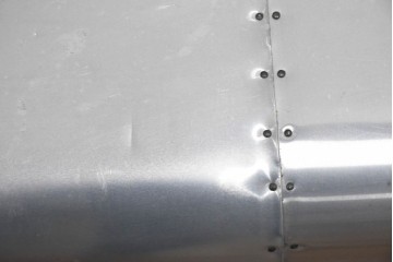 中古　激レア　希少　イギリス　TIMOTHY OULTON(ティモシー オルトン)　Globetrekker(グローブトレッカー)　航空機の外装をイメージしたメタリック仕上げのトランクコーヒーテーブル　(R-085581)