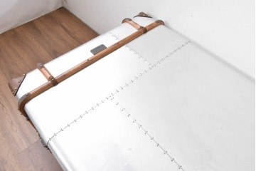 中古　激レア　希少　イギリス　TIMOTHY OULTON(ティモシー オルトン)　Globetrekker(グローブトレッカー)　航空機の外装をイメージしたメタリック仕上げのトランクコーヒーテーブル　(R-085581)