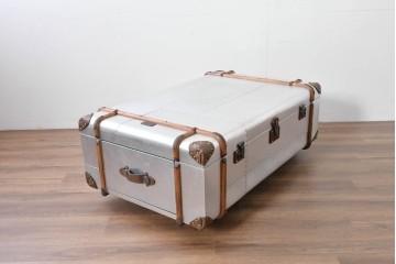 中古　激レア　希少　イギリス　TIMOTHY OULTON(ティモシー オルトン)　Globetrekker(グローブトレッカー)　航空機の外装をイメージしたメタリック仕上げのトランクコーヒーテーブル　(R-085581)