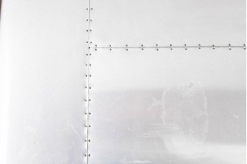 中古　激レア　希少　イギリス　TIMOTHY OULTON(ティモシー オルトン)　Globetrekker(グローブトレッカー)　航空機の外装をイメージしたメタリック仕上げのトランクコーヒーテーブル　(R-085581)