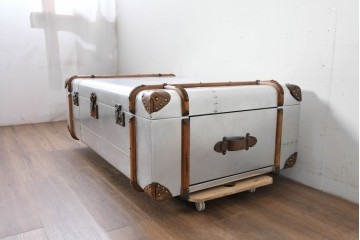 中古　激レア　希少　イギリス　TIMOTHY OULTON(ティモシー オルトン)　Globetrekker(グローブトレッカー)　航空機の外装をイメージしたメタリック仕上げのトランクコーヒーテーブル　(R-085581)