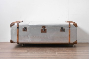 中古　激レア　希少　イギリス　TIMOTHY OULTON(ティモシー オルトン)　Globetrekker(グローブトレッカー)　航空機の外装をイメージしたメタリック仕上げのトランクコーヒーテーブル　(R-085581)