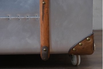中古　激レア　希少　イギリス　TIMOTHY OULTON(ティモシー オルトン)　Globetrekker(グローブトレッカー)　航空機の外装をイメージしたメタリック仕上げのトランクコーヒーテーブル　(R-085581)