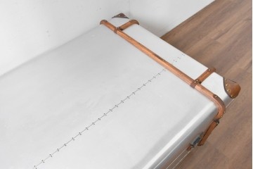 中古　激レア　希少　イギリス　TIMOTHY OULTON(ティモシー オルトン)　Globetrekker(グローブトレッカー)　航空機の外装をイメージしたメタリック仕上げのトランクコーヒーテーブル　(R-085581)