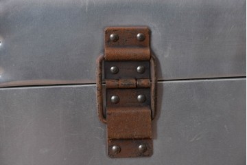 中古　激レア　希少　イギリス　TIMOTHY OULTON(ティモシー オルトン)　Globetrekker(グローブトレッカー)　航空機の外装をイメージしたメタリック仕上げのトランクコーヒーテーブル　(R-085581)