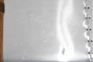 中古　激レア　希少　イギリス　TIMOTHY OULTON(ティモシー オルトン)　Globetrekker(グローブトレッカー)　航空機の外装をイメージしたメタリック仕上げのトランクコーヒーテーブル　(R-085581)