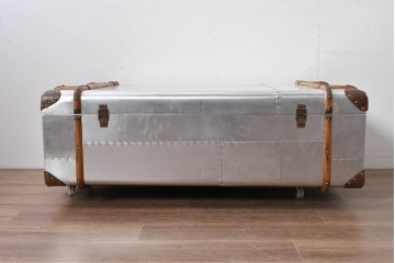 中古　激レア　希少　イギリス　TIMOTHY OULTON(ティモシー オルトン)　Globetrekker(グローブトレッカー)　航空機の外装をイメージしたメタリック仕上げのトランクコーヒーテーブル　(R-085581)