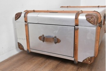 中古　激レア　希少　イギリス　TIMOTHY OULTON(ティモシー オルトン)　Globetrekker(グローブトレッカー)　航空機の外装をイメージしたメタリック仕上げのトランクコーヒーテーブル　(R-085581)
