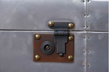 中古　激レア　希少　イギリス　TIMOTHY OULTON(ティモシー オルトン)　Globetrekker(グローブトレッカー)　航空機の外装をイメージしたメタリック仕上げのトランクコーヒーテーブル　(R-085581)