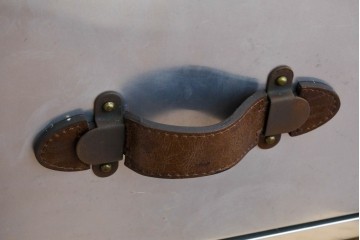 中古　激レア　希少　イギリス　TIMOTHY OULTON(ティモシー オルトン)　Globetrekker(グローブトレッカー)　航空機の外装をイメージしたメタリック仕上げのトランクコーヒーテーブル　(R-085581)