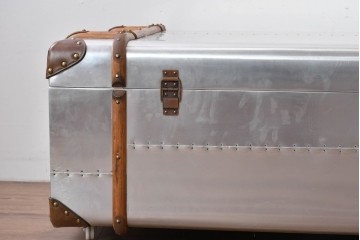 中古　激レア　希少　イギリス　TIMOTHY OULTON(ティモシー オルトン)　Globetrekker(グローブトレッカー)　航空機の外装をイメージしたメタリック仕上げのトランクコーヒーテーブル　(R-085581)
