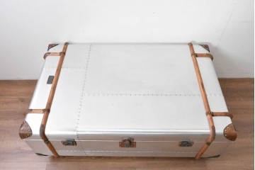 中古　激レア　希少　イギリス　TIMOTHY OULTON(ティモシー オルトン)　Globetrekker(グローブトレッカー)　航空機の外装をイメージしたメタリック仕上げのトランクコーヒーテーブル　(R-085581)