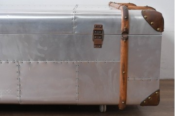 中古　激レア　希少　イギリス　TIMOTHY OULTON(ティモシー オルトン)　Globetrekker(グローブトレッカー)　航空機の外装をイメージしたメタリック仕上げのトランクコーヒーテーブル　(R-085581)