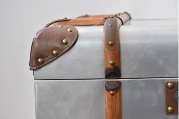 中古　激レア　希少　イギリス　TIMOTHY OULTON(ティモシー オルトン)　Globetrekker(グローブトレッカー)　航空機の外装をイメージしたメタリック仕上げのトランクコーヒーテーブル　(R-085581)