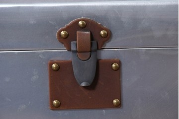 中古　激レア　希少　イギリス　TIMOTHY OULTON(ティモシー オルトン)　Globetrekker(グローブトレッカー)　航空機の外装をイメージしたメタリック仕上げのトランクコーヒーテーブル　(R-085581)