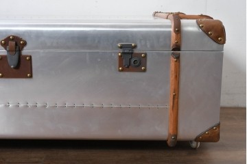 中古　激レア　希少　イギリス　TIMOTHY OULTON(ティモシー オルトン)　Globetrekker(グローブトレッカー)　航空機の外装をイメージしたメタリック仕上げのトランクコーヒーテーブル　(R-085581)