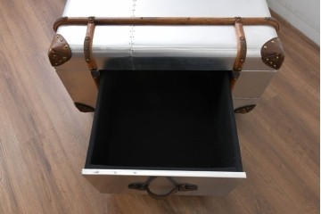 中古　激レア　希少　イギリス　TIMOTHY OULTON(ティモシー オルトン)　Globetrekker(グローブトレッカー)　航空機の外装をイメージしたメタリック仕上げのトランクコーヒーテーブル　(R-085581)