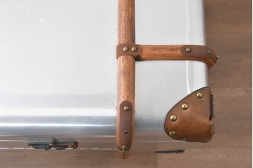 中古　激レア　希少　イギリス　TIMOTHY OULTON(ティモシー オルトン)　Globetrekker(グローブトレッカー)　航空機の外装をイメージしたメタリック仕上げのトランクコーヒーテーブル　(R-085581)