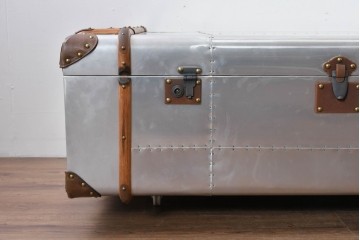 中古　激レア　希少　イギリス　TIMOTHY OULTON(ティモシー オルトン)　Globetrekker(グローブトレッカー)　航空機の外装をイメージしたメタリック仕上げのトランクコーヒーテーブル　(R-085581)