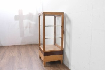 和製ヴィンテージ　美品　荘内家具工芸社　木枠の風合いが楽しめる小振りサイズの縦型ガラスケース　(R-085587)