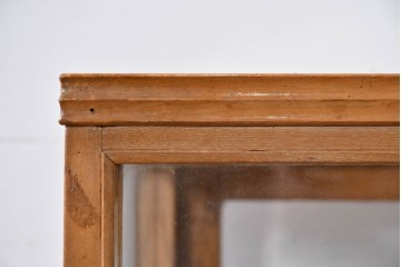 和製ヴィンテージ　美品　荘内家具工芸社　木枠の風合いが楽しめる小振りサイズの縦型ガラスケース　(R-085587)