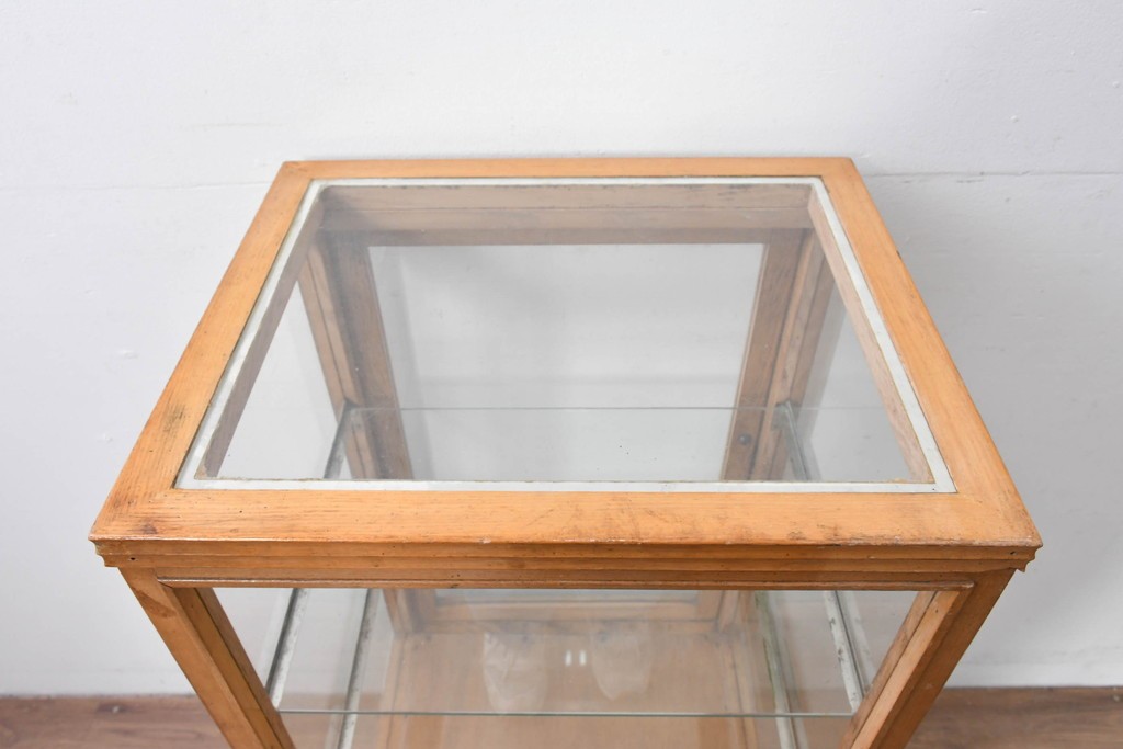 和製ヴィンテージ　美品　荘内家具工芸社　木枠の風合いが楽しめる小振りサイズの縦型ガラスケース　(R-085587)