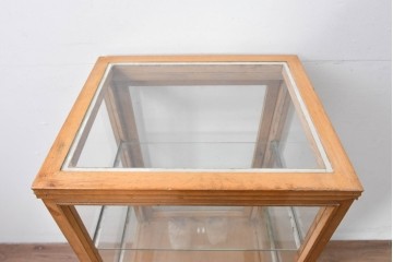 和製ヴィンテージ　美品　荘内家具工芸社　木枠の風合いが楽しめる小振りサイズの縦型ガラスケース　(R-085587)