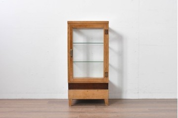 和製ヴィンテージ　美品　荘内家具工芸社　木枠の風合いが楽しめる小振りサイズの縦型ガラスケース　(R-085587)