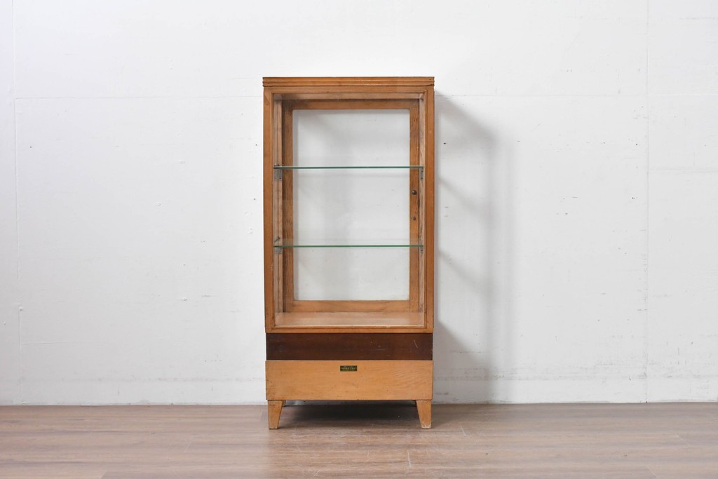 和製ヴィンテージ　美品　荘内家具工芸社　木枠の風合いが楽しめる小振りサイズの縦型ガラスケース　(R-085587)