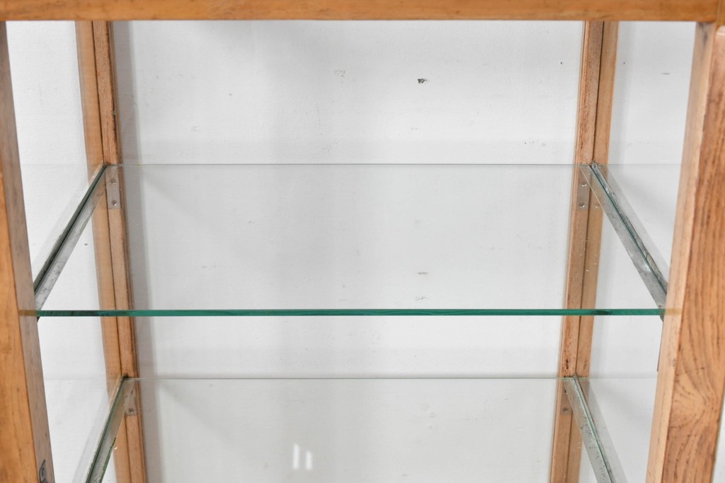 和製ヴィンテージ　美品　荘内家具工芸社　木枠の風合いが楽しめる小振りサイズの縦型ガラスケース　(R-085587)