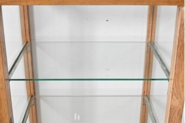 和製ヴィンテージ　美品　荘内家具工芸社　木枠の風合いが楽しめる小振りサイズの縦型ガラスケース　(R-085587)