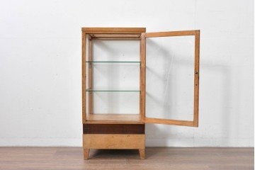 和製ヴィンテージ　美品　荘内家具工芸社　木枠の風合いが楽しめる小振りサイズの縦型ガラスケース　(R-085587)