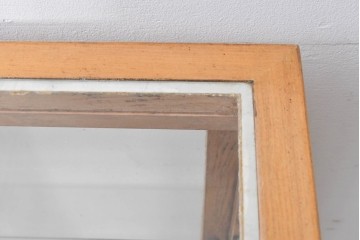 和製ヴィンテージ　美品　荘内家具工芸社　木枠の風合いが楽しめる小振りサイズの縦型ガラスケース　(R-085587)