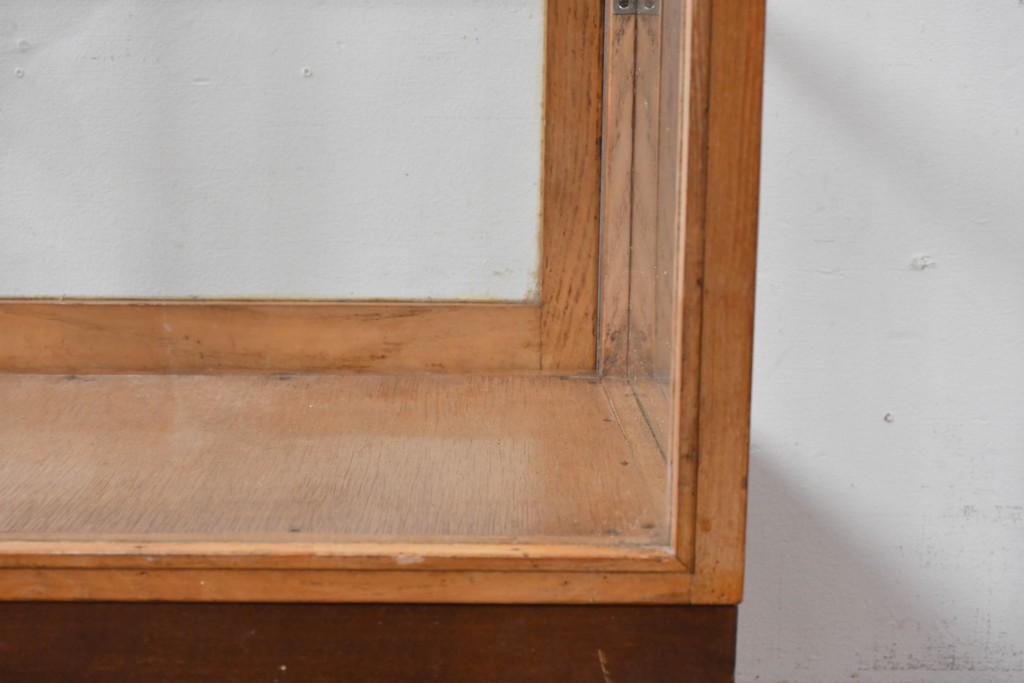 和製ヴィンテージ　美品　荘内家具工芸社　木枠の風合いが楽しめる小振りサイズの縦型ガラスケース　(R-085587)