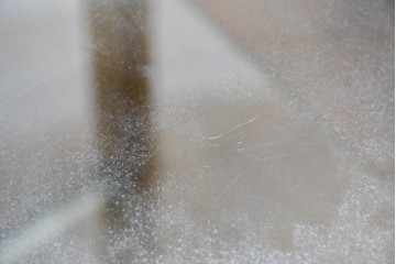 和製ヴィンテージ　美品　荘内家具工芸社　木枠の風合いが楽しめる小振りサイズの縦型ガラスケース　(R-085587)