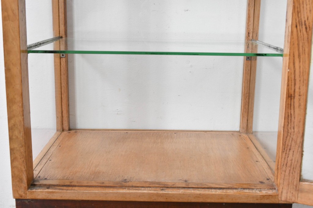 和製ヴィンテージ　美品　荘内家具工芸社　木枠の風合いが楽しめる小振りサイズの縦型ガラスケース　(R-085587)