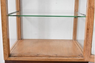 和製ヴィンテージ　美品　荘内家具工芸社　木枠の風合いが楽しめる小振りサイズの縦型ガラスケース　(R-085587)