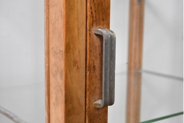 和製ヴィンテージ　美品　荘内家具工芸社　木枠の風合いが楽しめる小振りサイズの縦型ガラスケース　(R-085587)