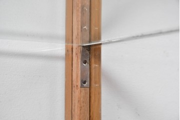 和製ヴィンテージ　美品　荘内家具工芸社　木枠の風合いが楽しめる小振りサイズの縦型ガラスケース　(R-085587)