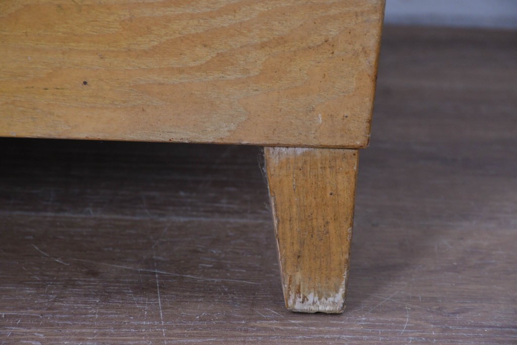 和製ヴィンテージ　美品　荘内家具工芸社　木枠の風合いが楽しめる小振りサイズの縦型ガラスケース　(R-085587)